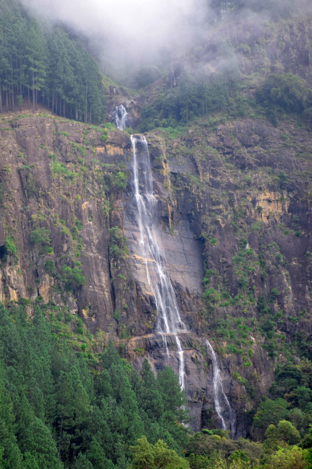 இலங்கையில் மிக உயரமான நீர்வீழ்ச்சி- பம்பரகந்த